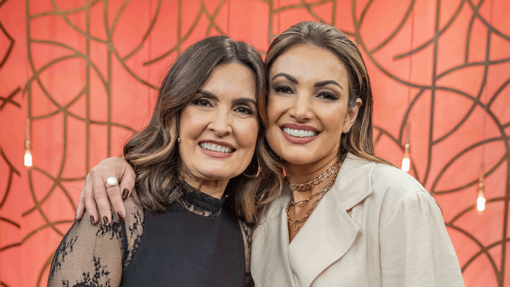 Fátima Bernardes e Patrícia Poeta em foto no cenário do Encontro