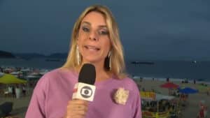 Flávia Januzzi durante reportagem na Globo