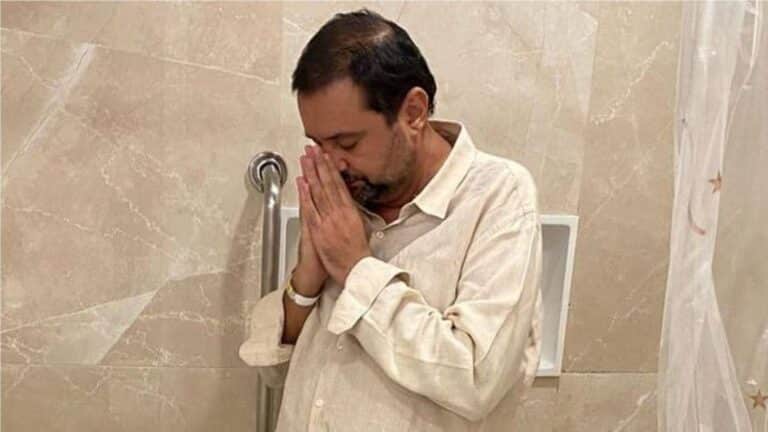 Foto do apresentador Geraldo Luís, contratado da RedeTV!, chorando em seu banheiro