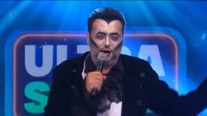 Foto do apresentador Geraldo Luís no estúdio do programa Ultra Show, da RedeTV!, vestido como um vampiro