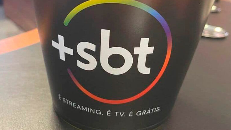 Imagem de balde de pipoca com o logotipo da plataforma +SBT, que será lançada em 2024
