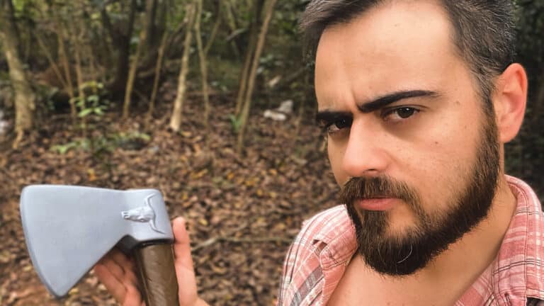 Rafael Machado segurando um machado cenográfico em foto publicada nas redes sociais