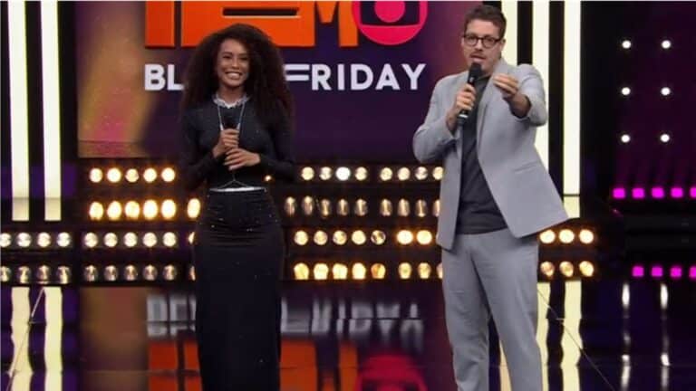 Foto dos apresentadores Taís Araujo e Fábio Porchat no palco do especial Vem Que Tem na Globo