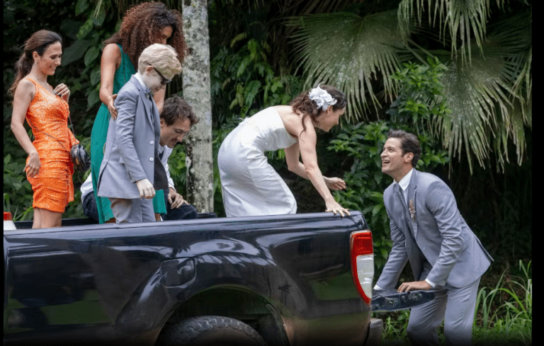 Após sofrer acidente com o carro, Lucinda chega ao casamento na caçamba em Terra e Paixão