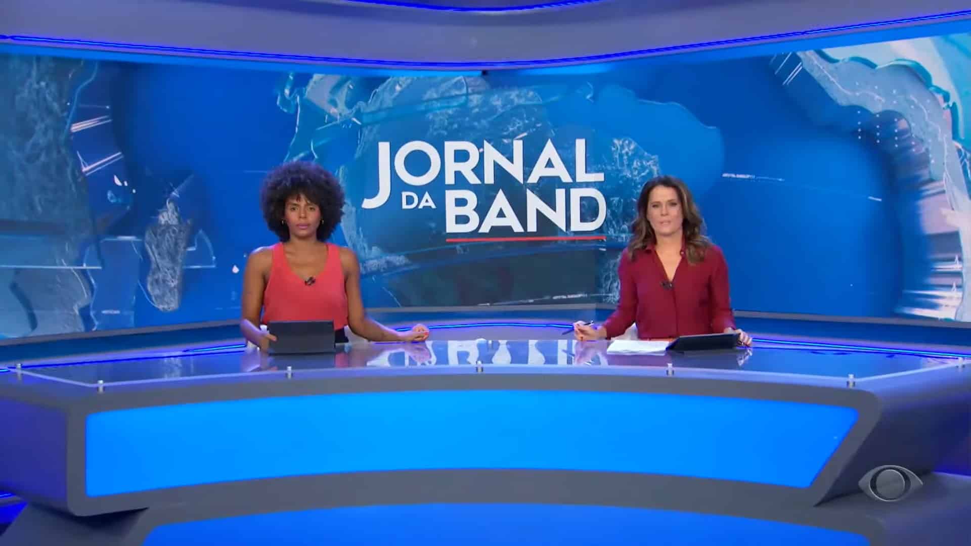 Foto de Cynthia Martins e Adriana Araújo na bancada do Jornal da Band