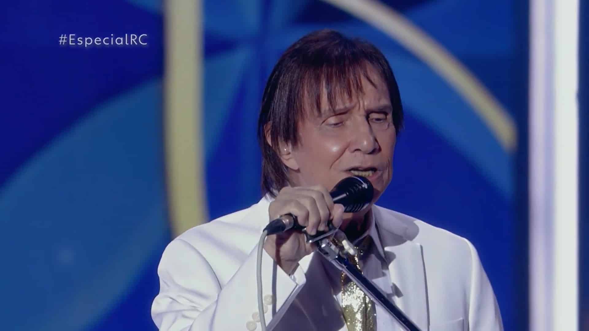 Foto do cantor Roberto Carlos em seu especial na Globo