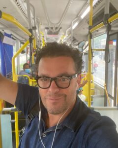 Fernando Rocha em foto dentro de ônibus