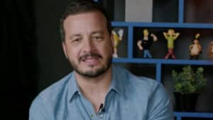 Rafael Cortez com expressão reflexiva durante entrevista