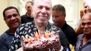 Foto do apresentador Silvio Santos em sua festa de 93 anos