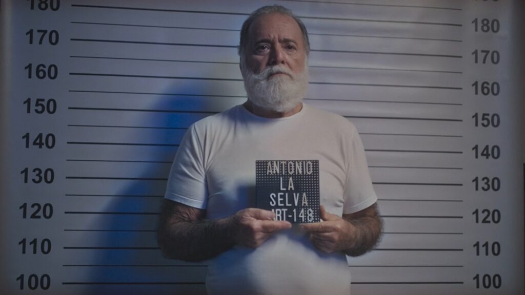 Foto de Antônio La Selva sendo preso na novela Terra e Paixão