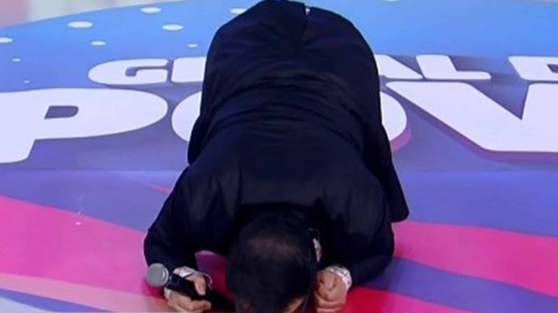 Foto do apresentador Geraldo Luís beijando o chão da RedeTV!