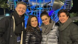 Foto de Lucas Lima ao lado de Noely, Sandy e Xororó nos parques da Universal, nos Estados Unidos