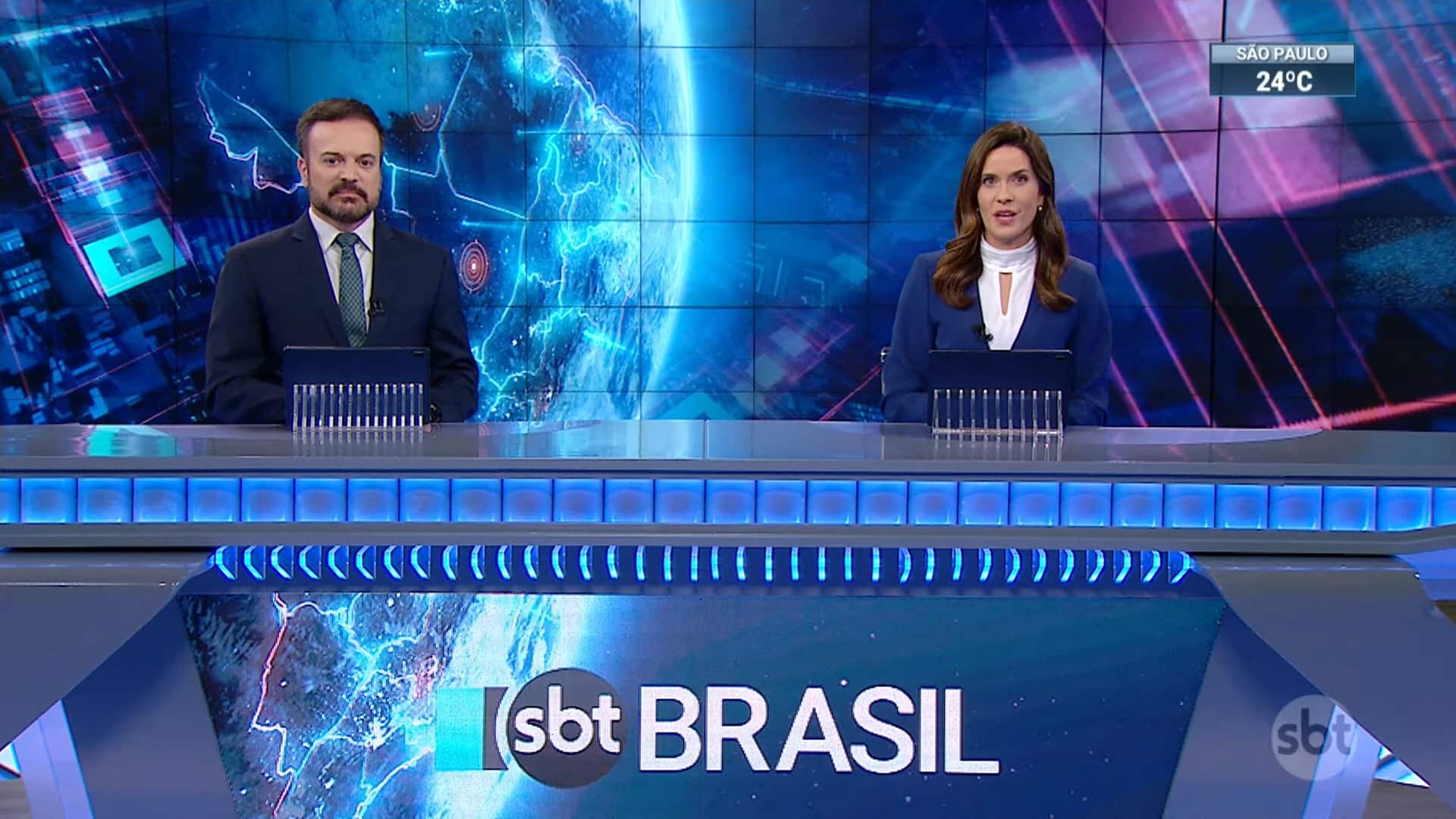 Foto de Marcelo Torres e Débora Bergamasco na bancada do SBT Brasil