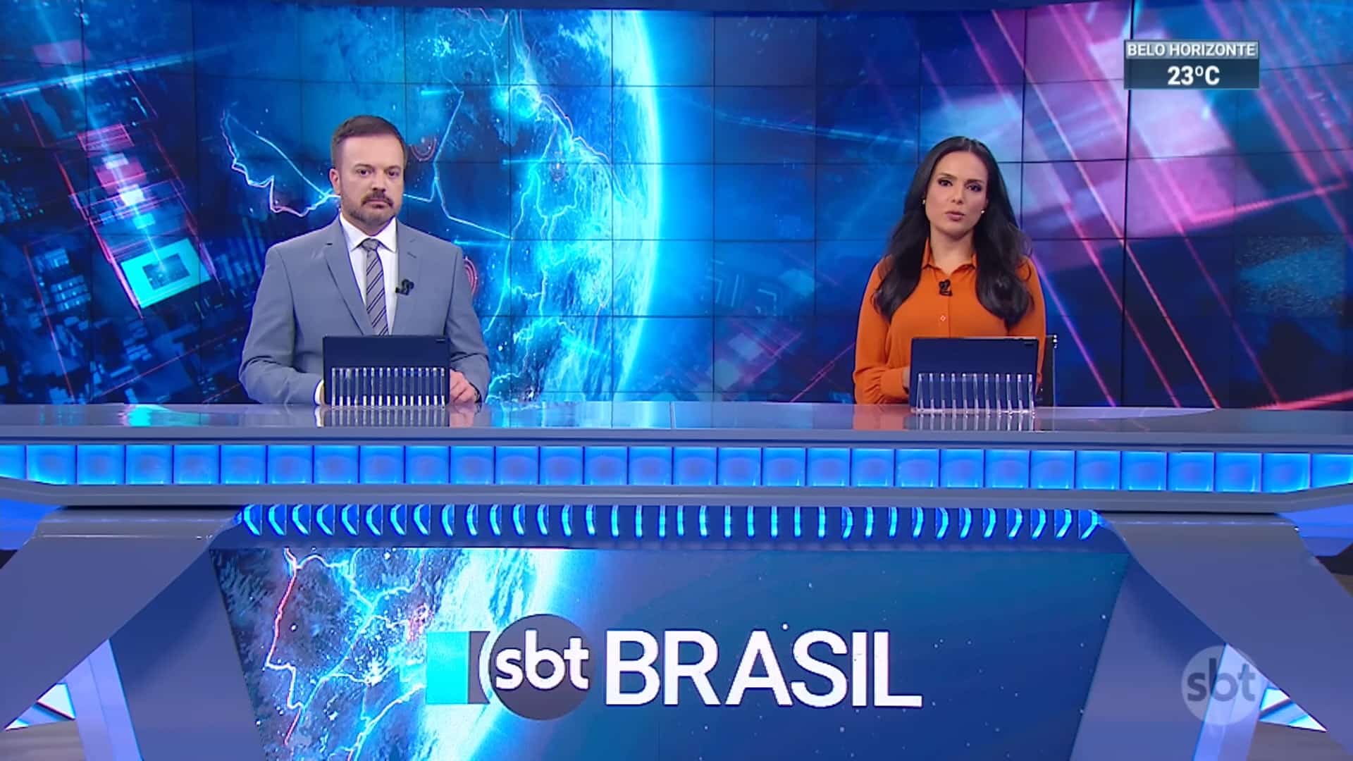 Foto de Marcelo Torres e Márcia Dantas na bancada do SBT Brasil