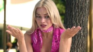 Foto de Margot Robbie chorando no filme Barbie
