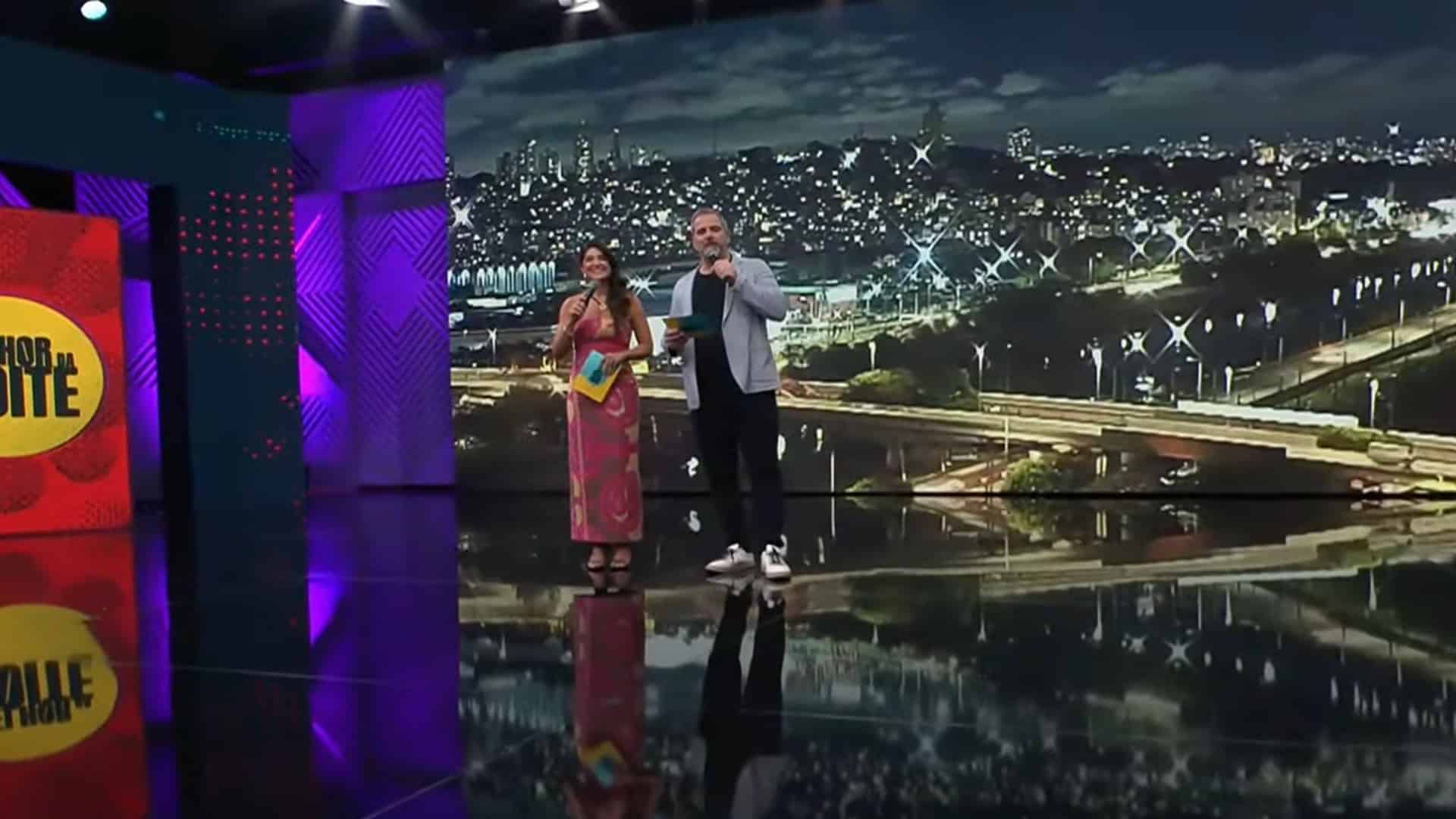 Foto de Pâmela Lucciola e Rodrigo Alvarez no palco do Melhor da Noite