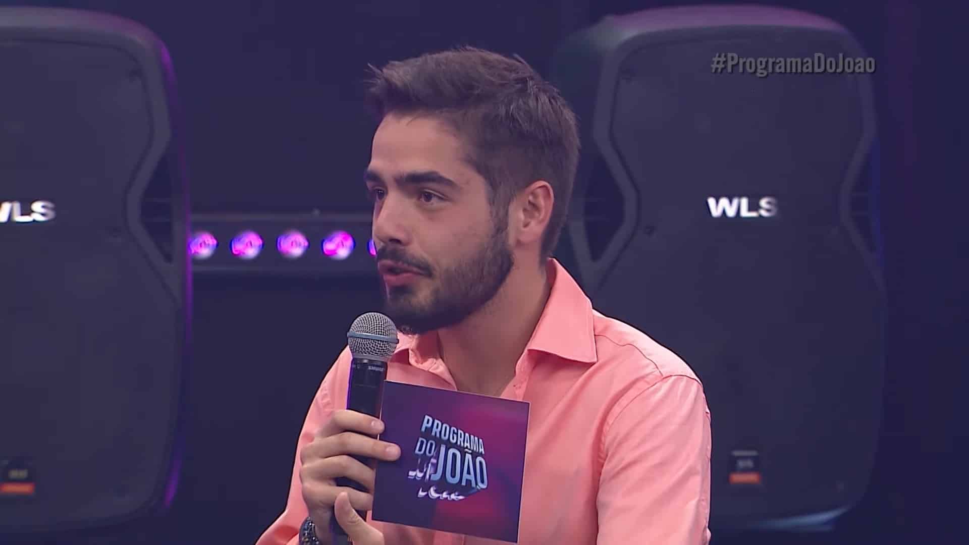 Foto de João Silva apresentando o Programa do João