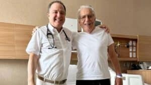 Foto do médico Roberto Kalil ao lado de Carlos Alberto de Nóbrega no Hospital Sírio-Libanês