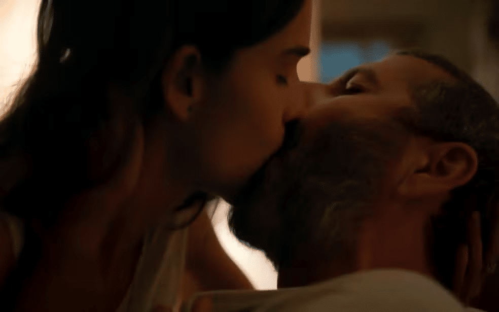 Mariana aparece de camisola na sala e beija José Inocêncio em Renascer