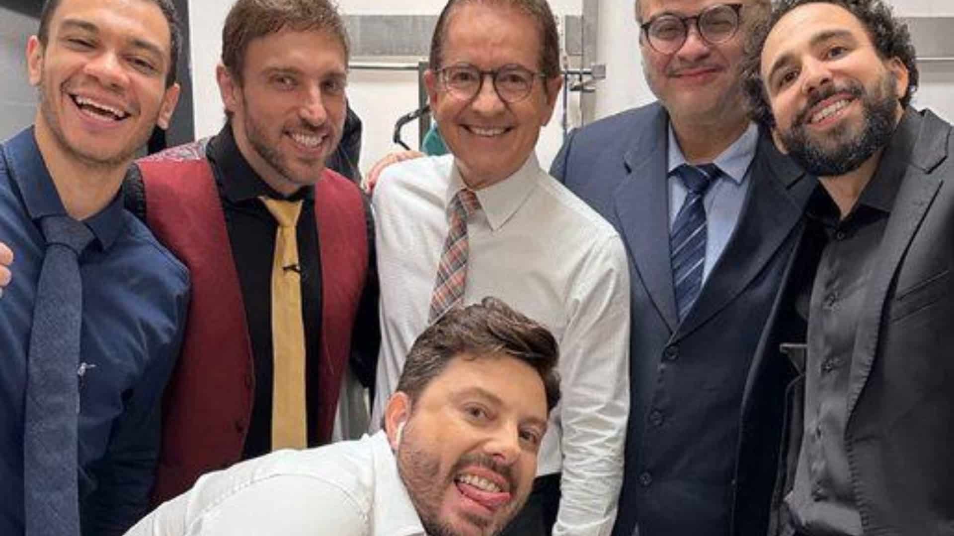 Foto de Carlos Tramontina com a equipe do The Noite