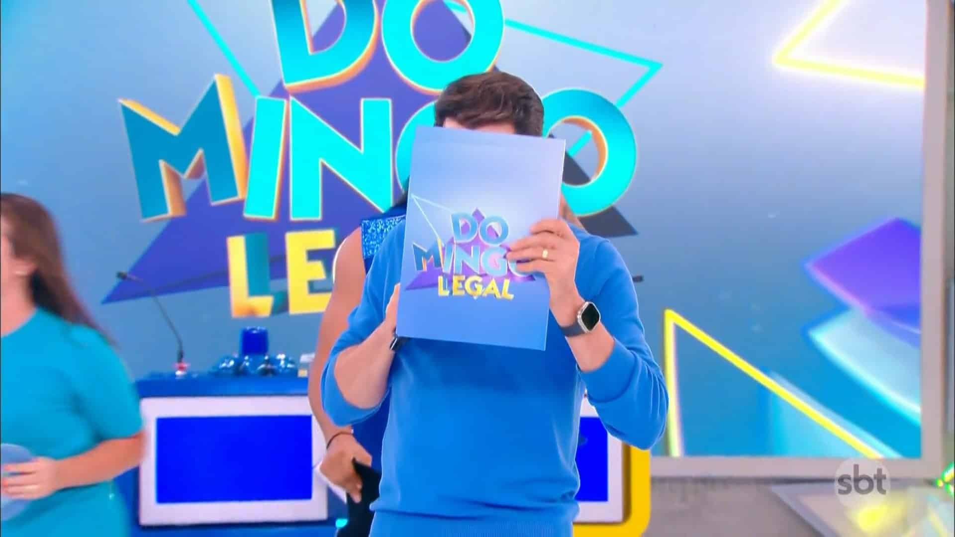 Foto de Celso Portiolli se escondendo no palco do Domingo Legal