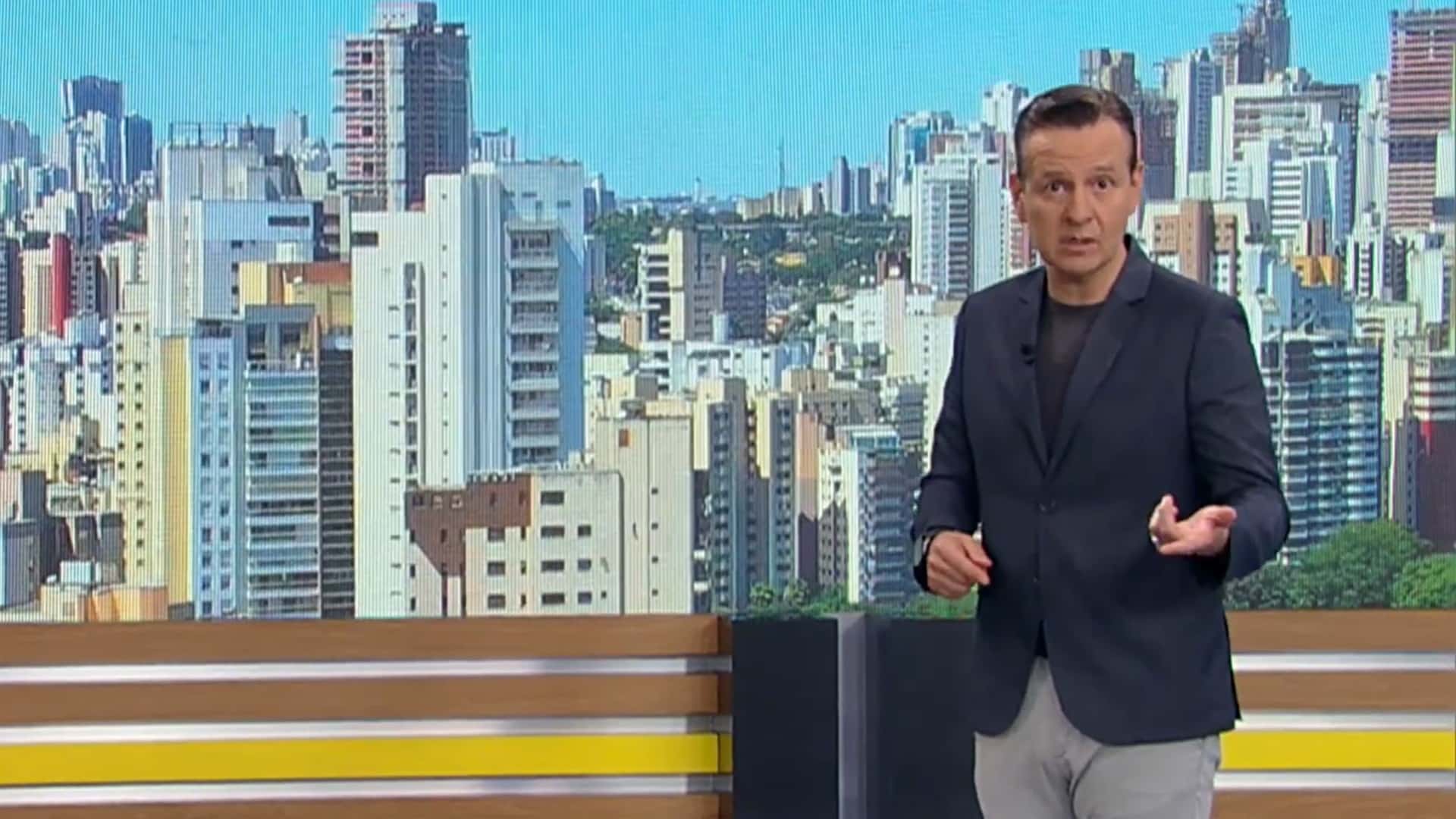 Foto do apresentador Celso Zucatelli no estúdio do Hoje em Dia