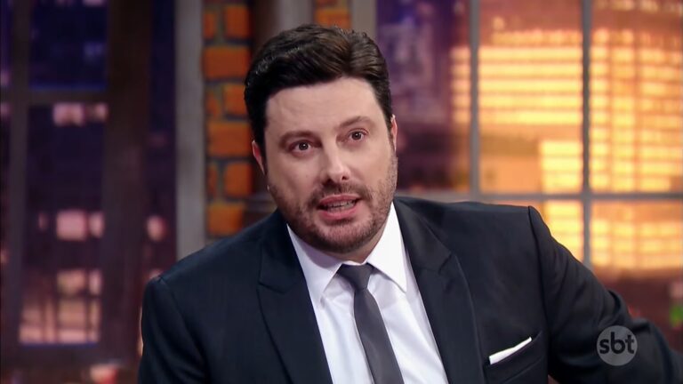 Foto do apresentador Danilo Gentili no programa The Noite