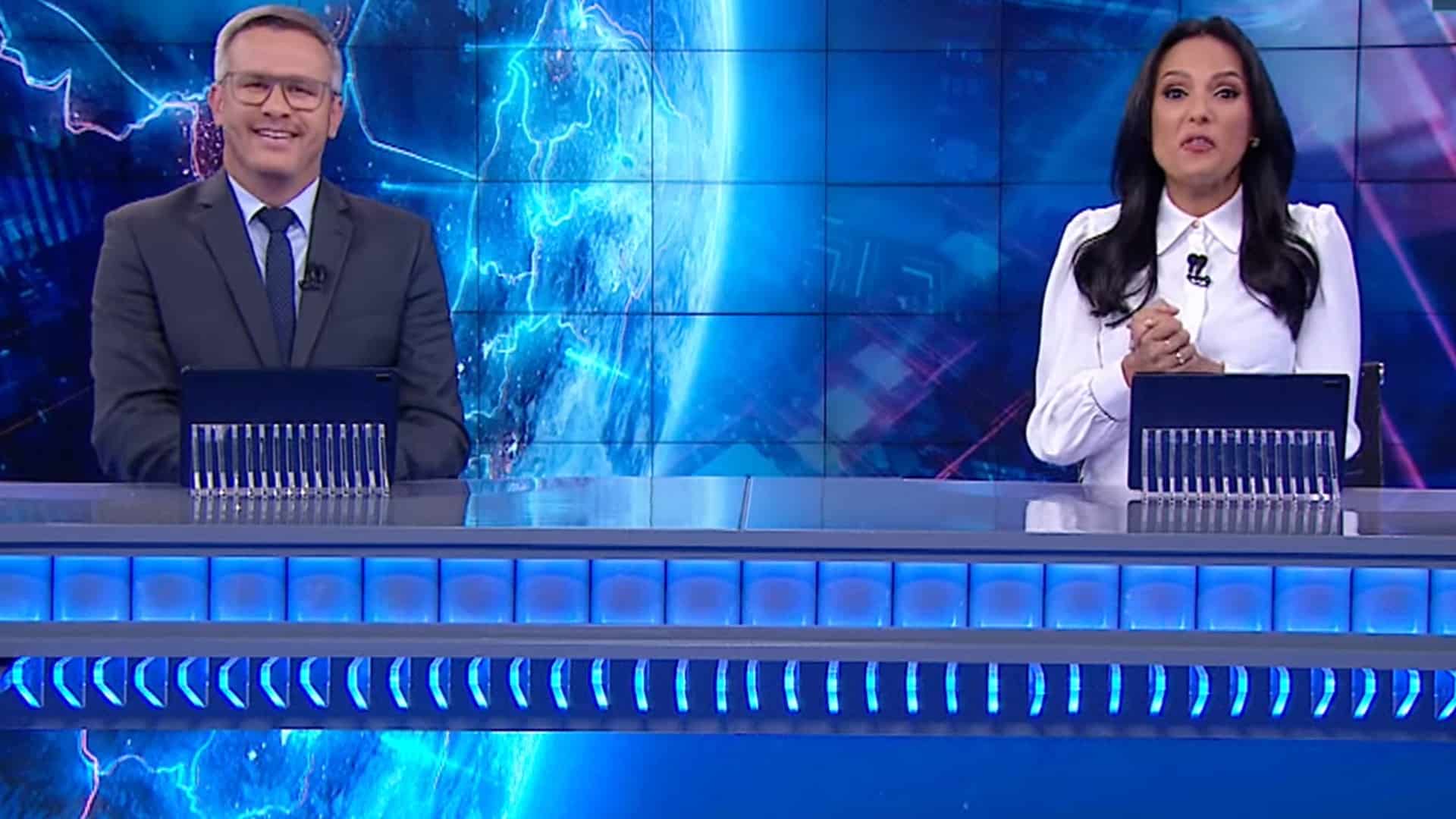 Foto de José Luiz Filho e Márcia Dantas na bancada do SBT Brasil