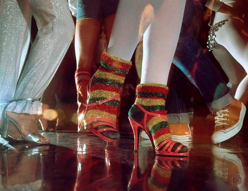 Foto de uma mulher com meias de lurex