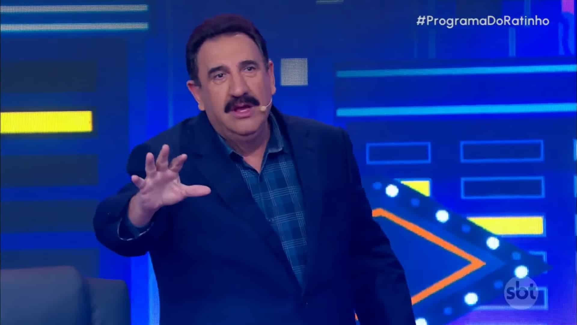 Foto do apresentador Ratinho no palco de seu programa no SBT
