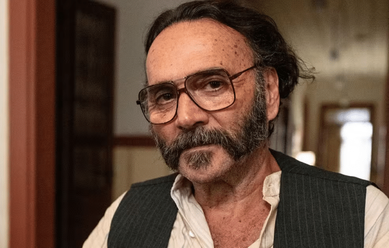 Rachid relembra as suas histórias para Norberto em Renascer