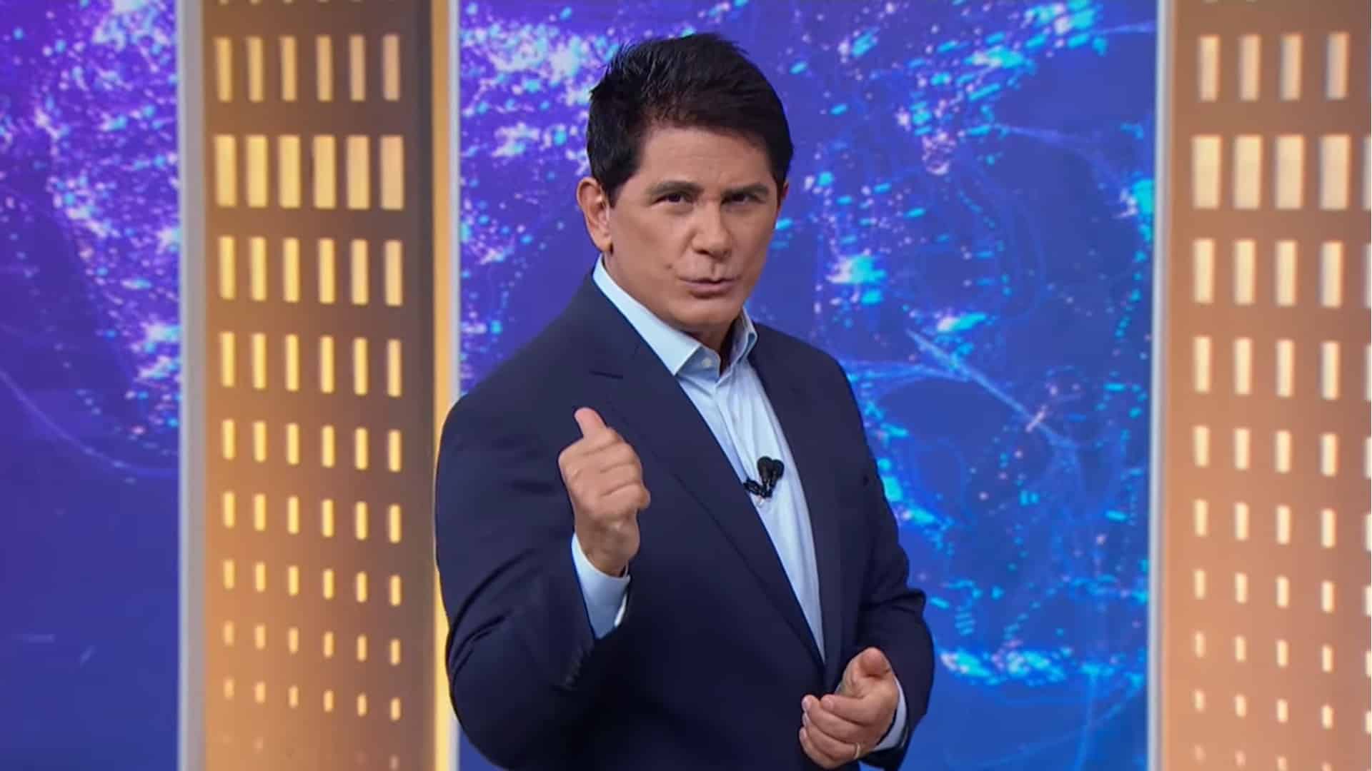 Foto de Cesar Filho apresentando o SBT Brasil