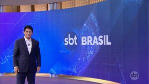 Foto do apresentador Cesar Filho no novo estúdio do SBT Brasil