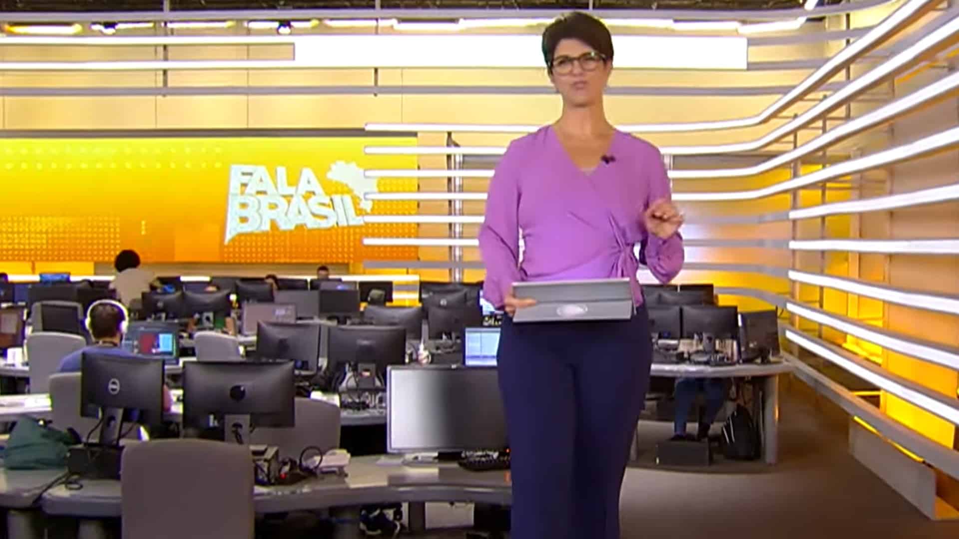 Foto da jornalista Mariana Godoy no estúdio do Fala Brasil