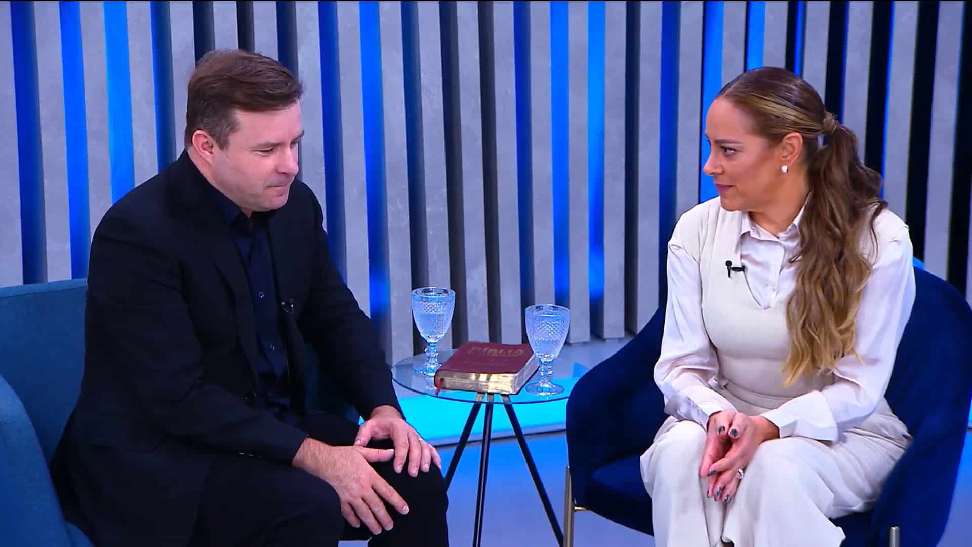 Foto de Márcio Carotti e Silvia Abravanel no programa Fala Que Eu Te Escuto