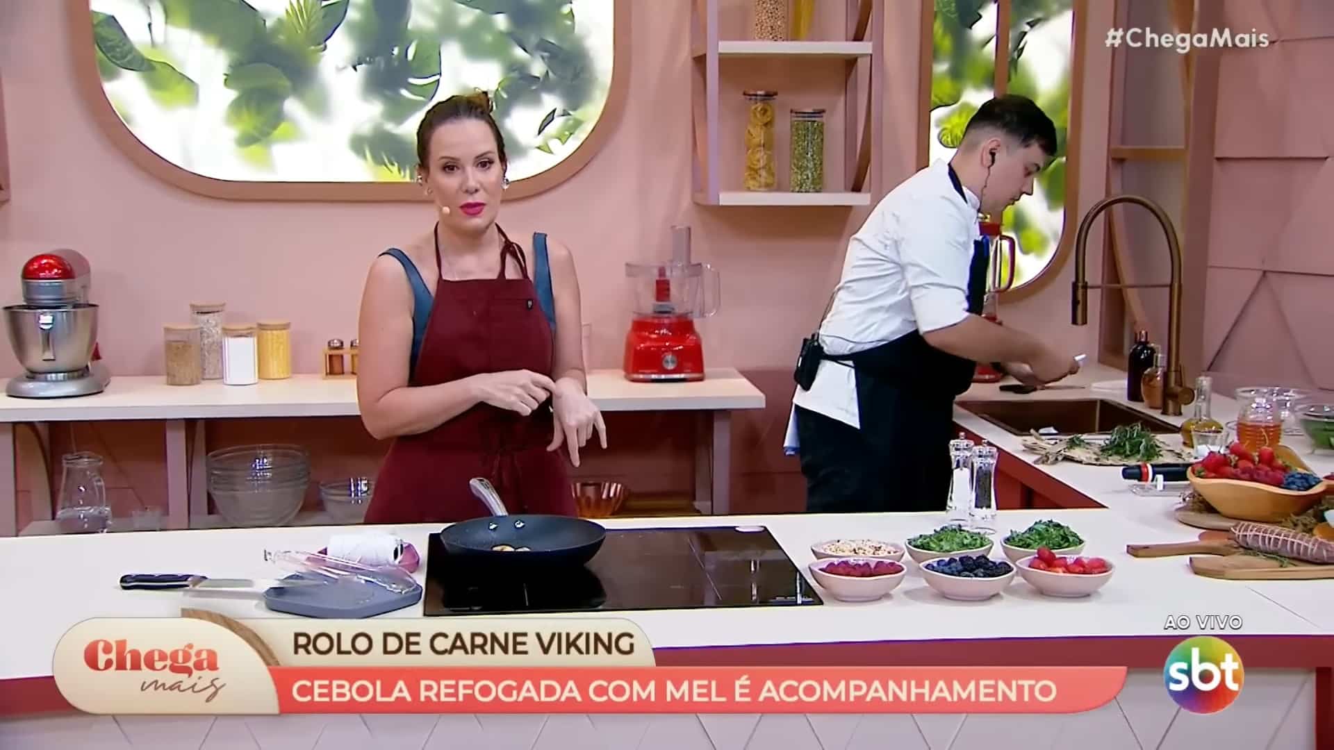 Foto de Regina Volpato cozinhando no programa Chega Mais