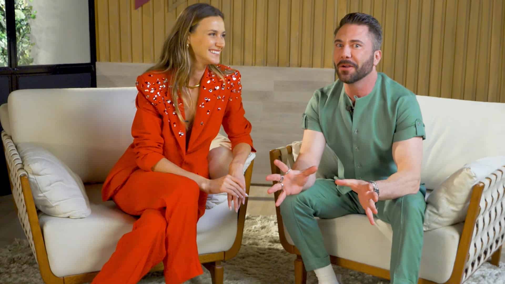 Foto de Renata Kuerten e Lucas Anderi no cenário do programa Esquadrão da Moda