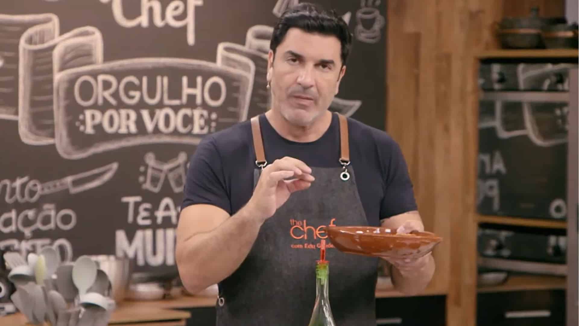 Foto do chef de cozinha Edu Guedes em seu programa na Band