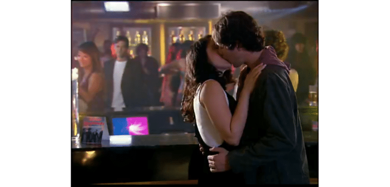 Fred flagra Camila e Mateus se beijando na boate em Paraíso Tropical