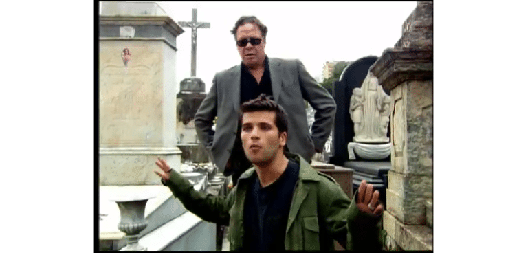 Ivan tenta se despedir escondido de Taís no seu enterro, mas é visto por Daniel em Paraíso Tropical