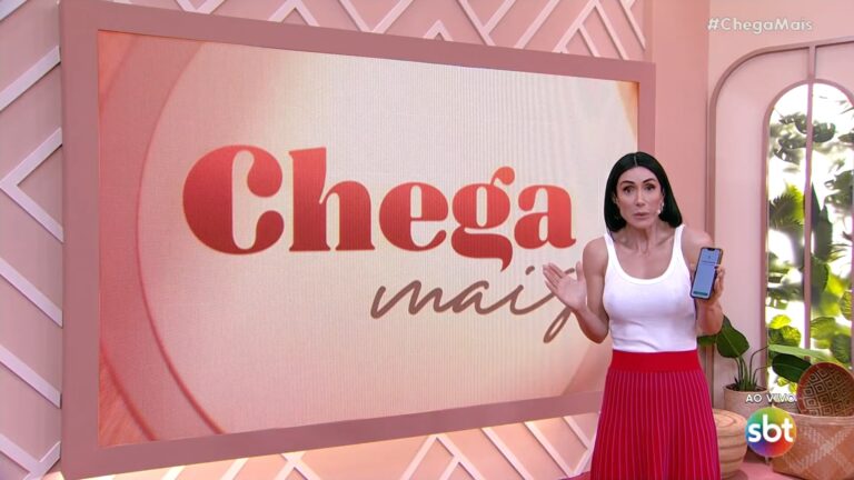 Foto da apresentadora Michelle Barros no estúdio do Chega Mais