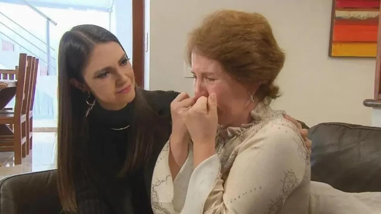 Foto de Chris Flores entrevistando Silvana Taques, mãe de Larissa Manoela