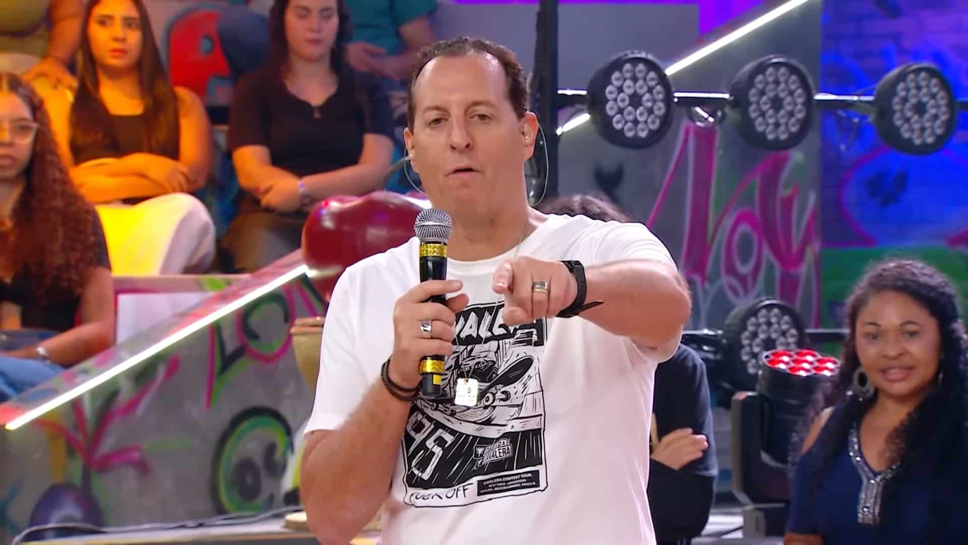 Foto do apresentador Benjamin Back durante o programa É Tudo Nosso!