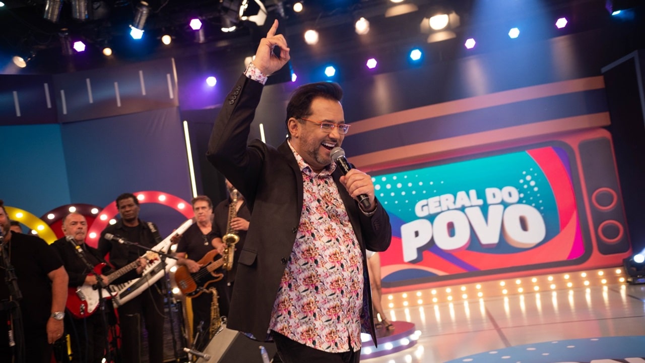 Foto do apresentador Geraldo Luís nos estúdios da RedeTV!