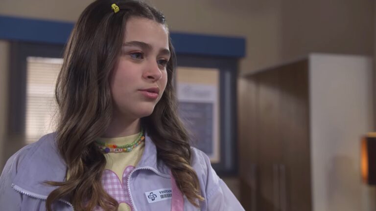 Foto da atriz Vittória Seixas em cena da novela A Infância de Romeu e Julieta, do SBT