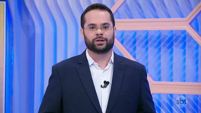 Foto do apresentador Marcelo Casagrande no telejornal SBT News na TV