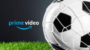 Imagem com montagem do logotipo do Prime Video ao lado de bola de futebol