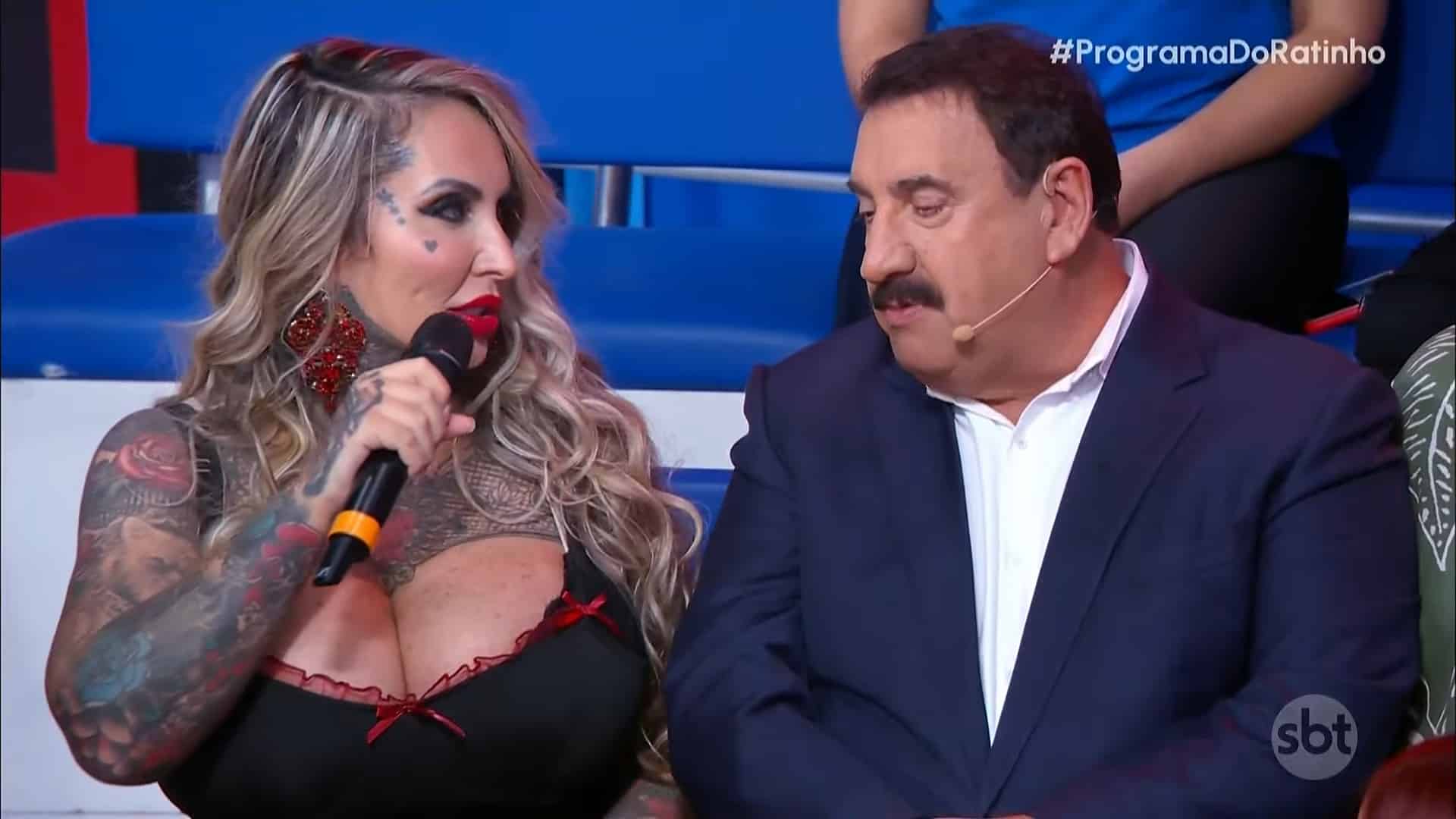 Foto do apresentador Ratinho ao lado da modelo Sabrina Boing Boing