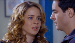 Rosário tenta justificar o beijo e o fato de ter escondido Fabian na despensa para Inácio em Cheias de Charme