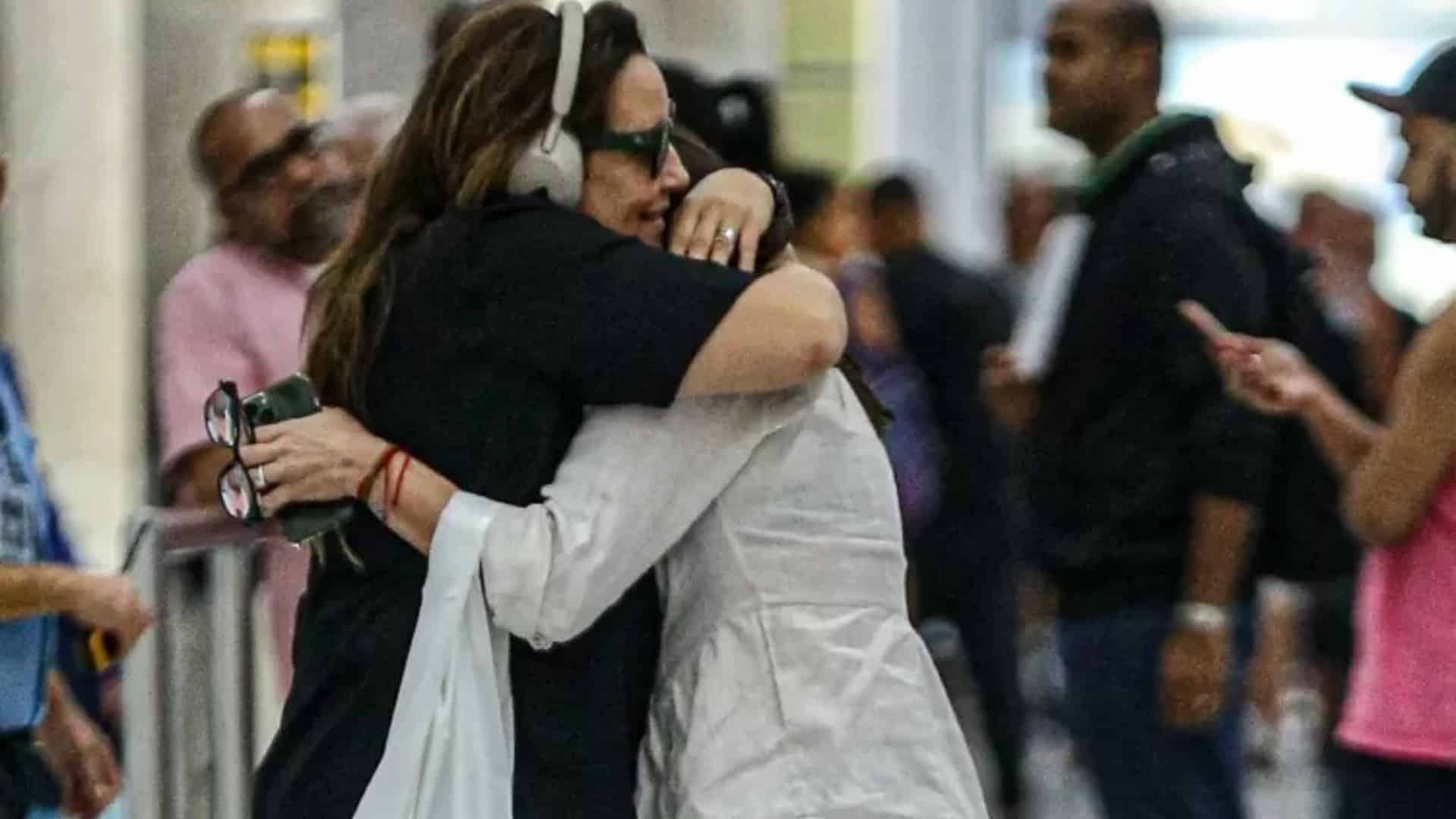 Foto de Ana Carolina e Ramona Bakker se encontrando no aeroporto